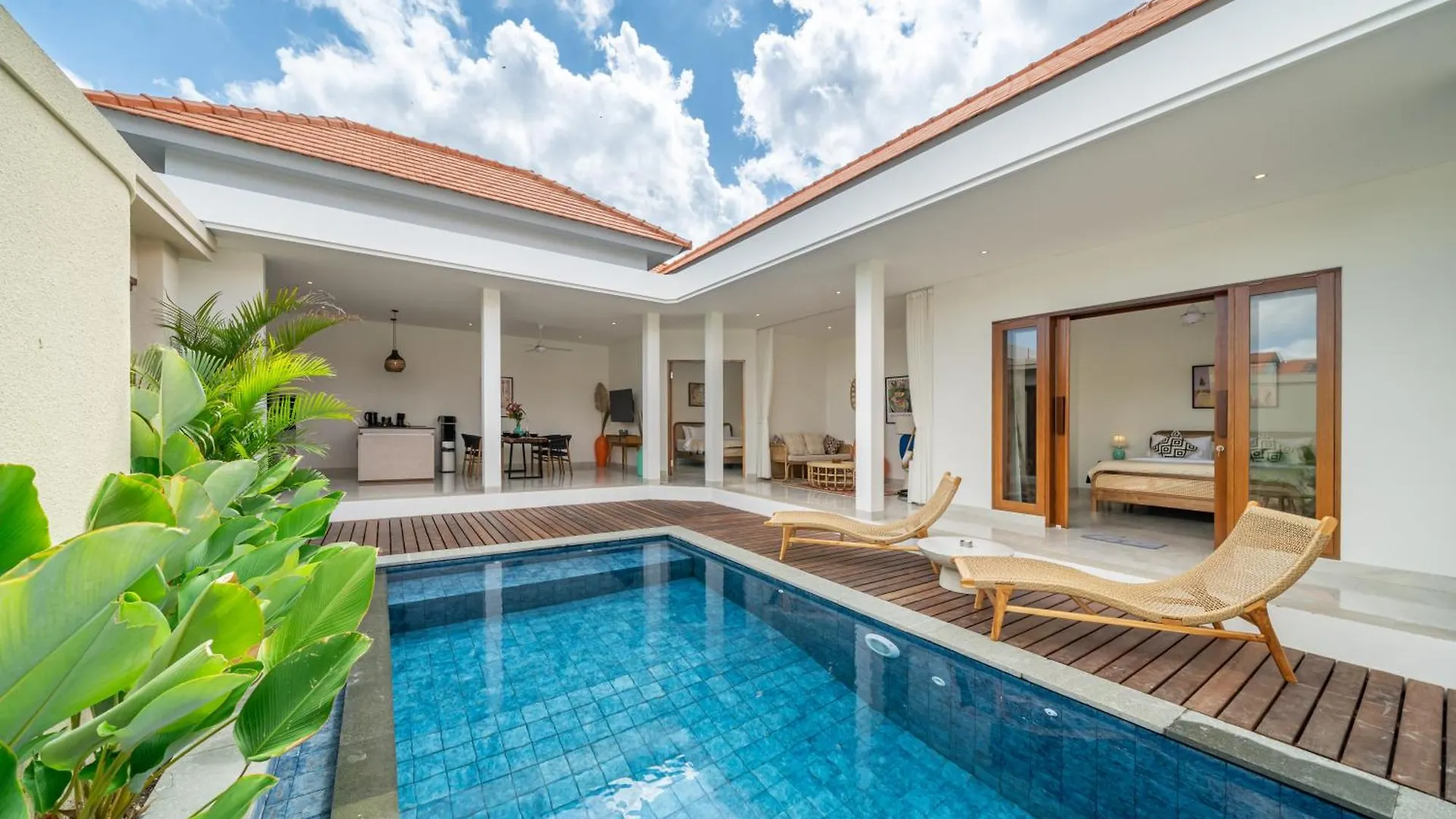 Your Tropical Hideaway - 2Br Villa With Pool Kerobokan